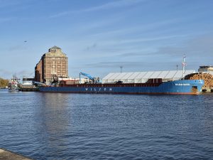 Read more about the article 100-metrowy statek handlowy wpłynął do portu w Kołobrzegu. Co przywiózł?