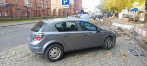 Read more about the article Wsiadł za kierownicę po zażyciu narkotyków. Dwa radiowozy zablokowały mu drogę