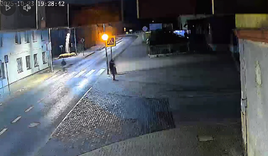 You are currently viewing Uciekał przed policją najpierw na motocyklu, później pieszo (WIDEO)