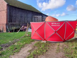 Read more about the article Śmiertelny wypadek. Rozrzutnik wciągnął mężczyznę