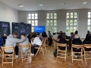 Read more about the article Młodzież sprawdza, pyta i dyskutuje. „Fake OFF!” w kolejnych szkołach