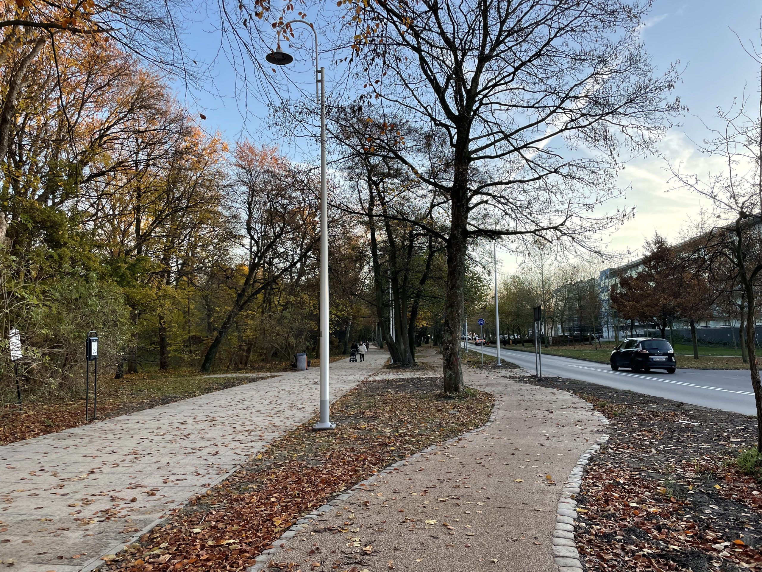 You are currently viewing Koniec budowy ścieżki rowerowej między drzewami (ZDJĘCIA)