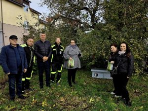 Read more about the article Lokalny przedsiębiorca ufundował domki dla wolnożyjących kotów