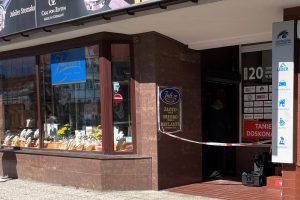 Read more about the article Kołobrzeska policja zatrzymała włamywaczy do jubilera przy Łopuskiego