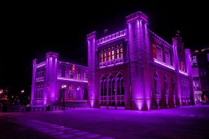 Read more about the article Dlaczego Kołobrzeg dziś wieczorem świeci się na fioletowo?