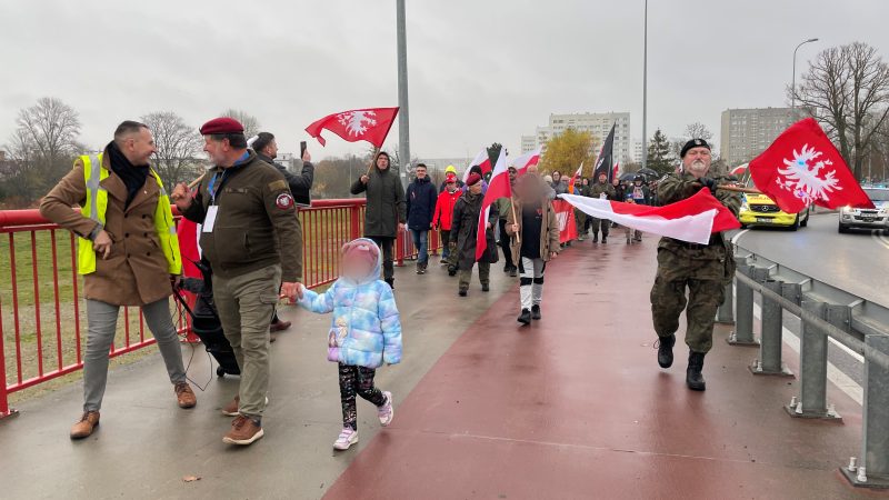 pochód ludzie idą w marszu