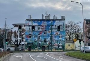 Read more about the article Ekomural przy Słowińców. Zza rusztowań widać już końcowe malowidło