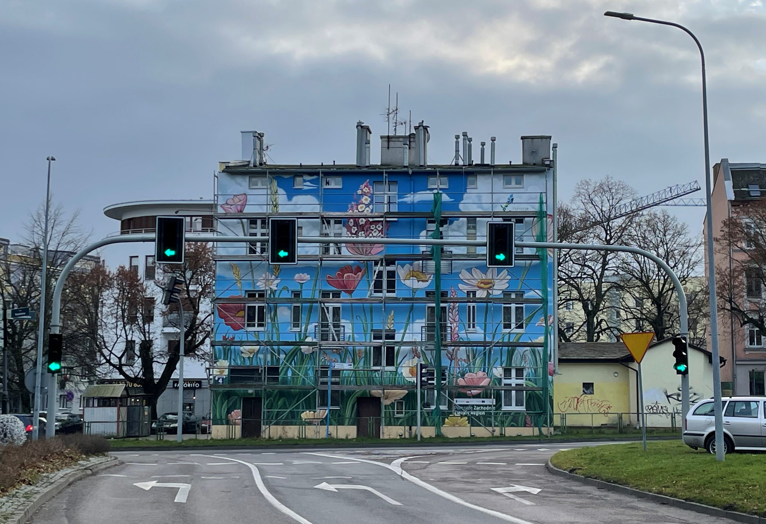 You are currently viewing Ekomural przy Słowińców. Zza rusztowań widać już końcowe malowidło