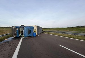 Read more about the article Ciężarówka blokuje przejazd na S6. Samochód przewrócił się na bok