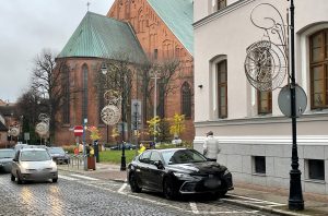 Read more about the article W Kołobrzegu rozpoczął się montaż świątecznych dekoracji