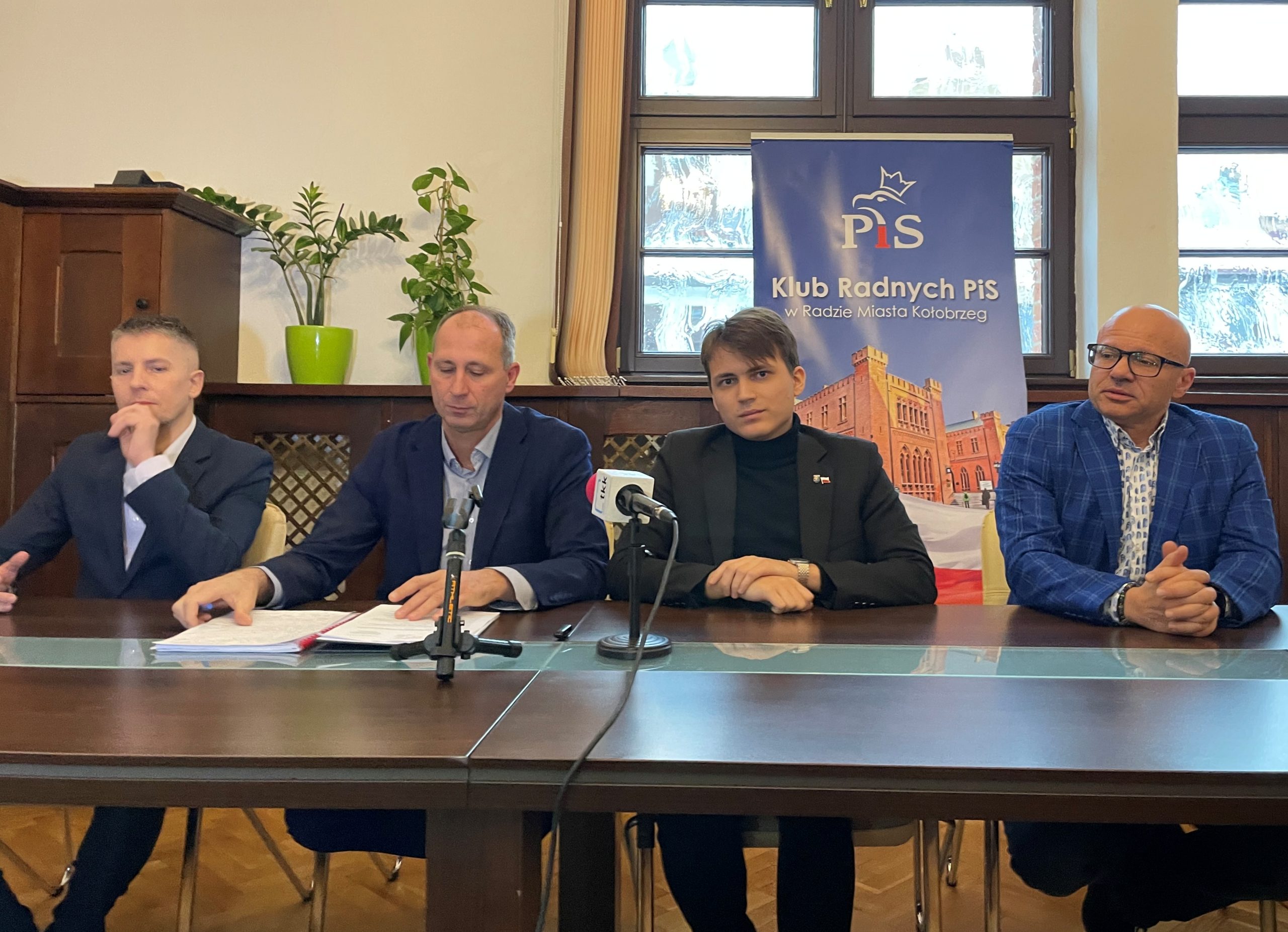 You are currently viewing Czy nauczyciele rozświetlą Kołobrzeg na święta? Czyli radni PiS o budżecie miasta