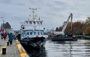 Read more about the article W porcie trwa oczyszczanie dna z obiektów ferromagnetycznych i prace czerpalne (WIDEO)