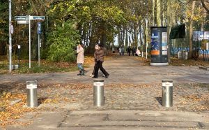 Read more about the article Nowe słupki blokujące wjazd na promenadę Rodziewiczówny