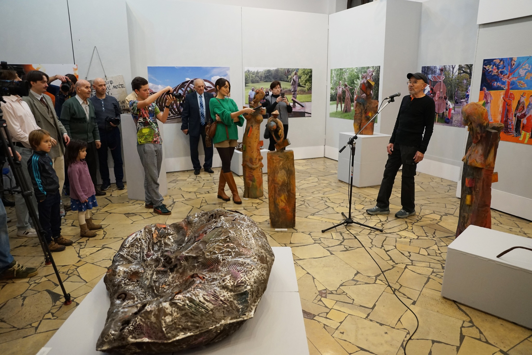 You are currently viewing Wernisaż wystawy Wiktora Szostało (GALERIA ZDJĘĆ)