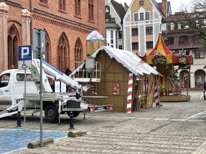 Read more about the article Na placu Ratuszowym staje świąteczny domek