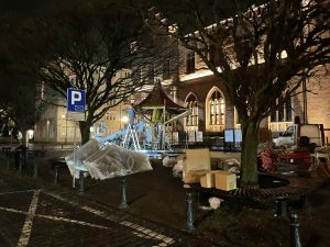 Read more about the article Na pl. Ratuszowym trwa montaż świątecznej karuzeli