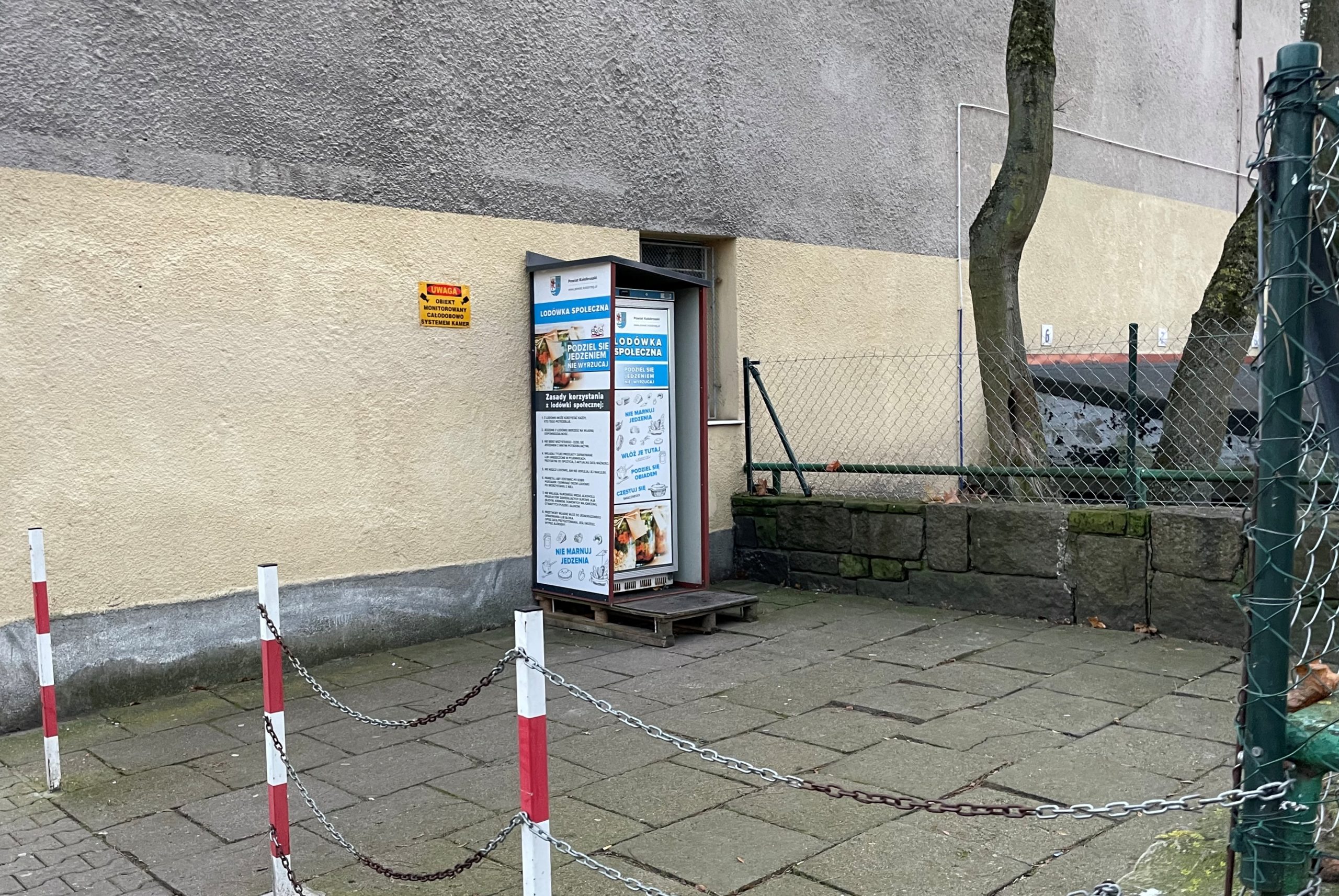 You are currently viewing Lodówka społeczna w Kołobrzegu – warto dzielić się jedzeniem także przed świętami