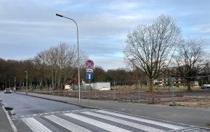 Read more about the article Zniknęły białe namioty z ul. Reymonta. Teren świeci pustkami