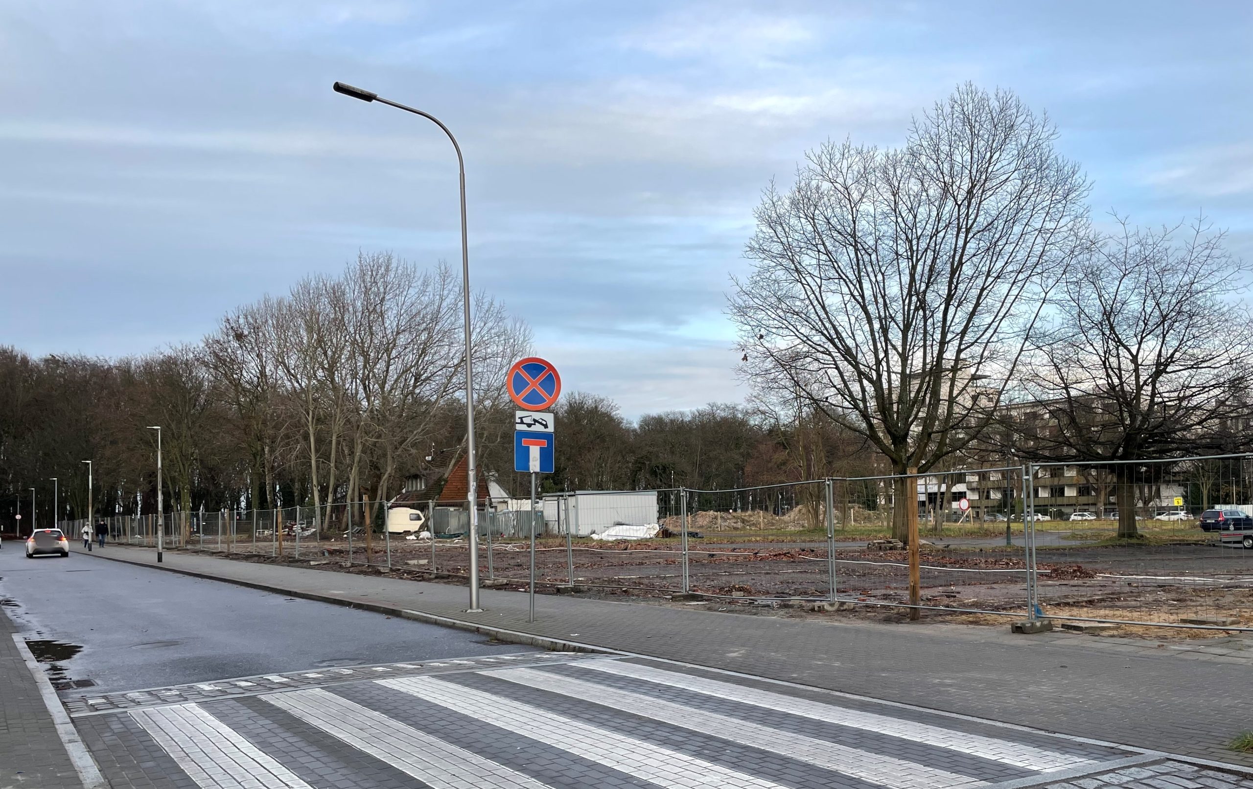 You are currently viewing Zniknęły białe namioty z ul. Reymonta. Teren świeci pustkami