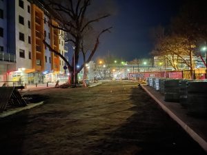 Read more about the article Ciemność i rozkopane chodniki. Czytelniczka ostrzega przed Okopową