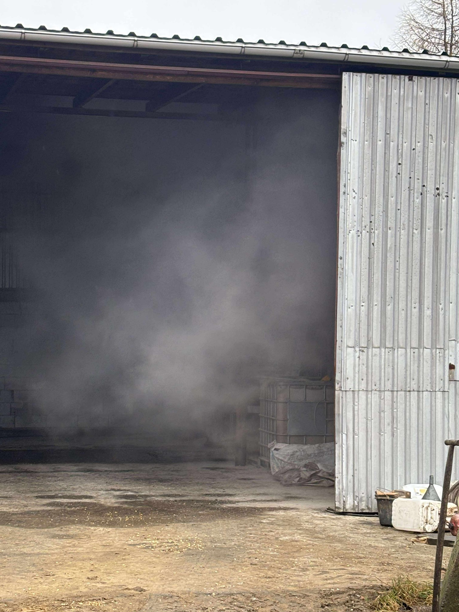 You are currently viewing Dym zaniepokoił sąsiadów. Strażacy chwalą za reakcję i dziękują za czujność