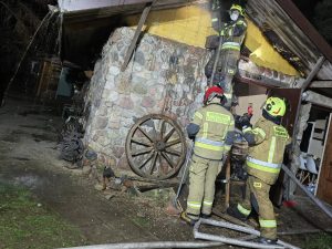 Read more about the article Pożar budynku w Leszczynie. Ogień pojawił się po północy