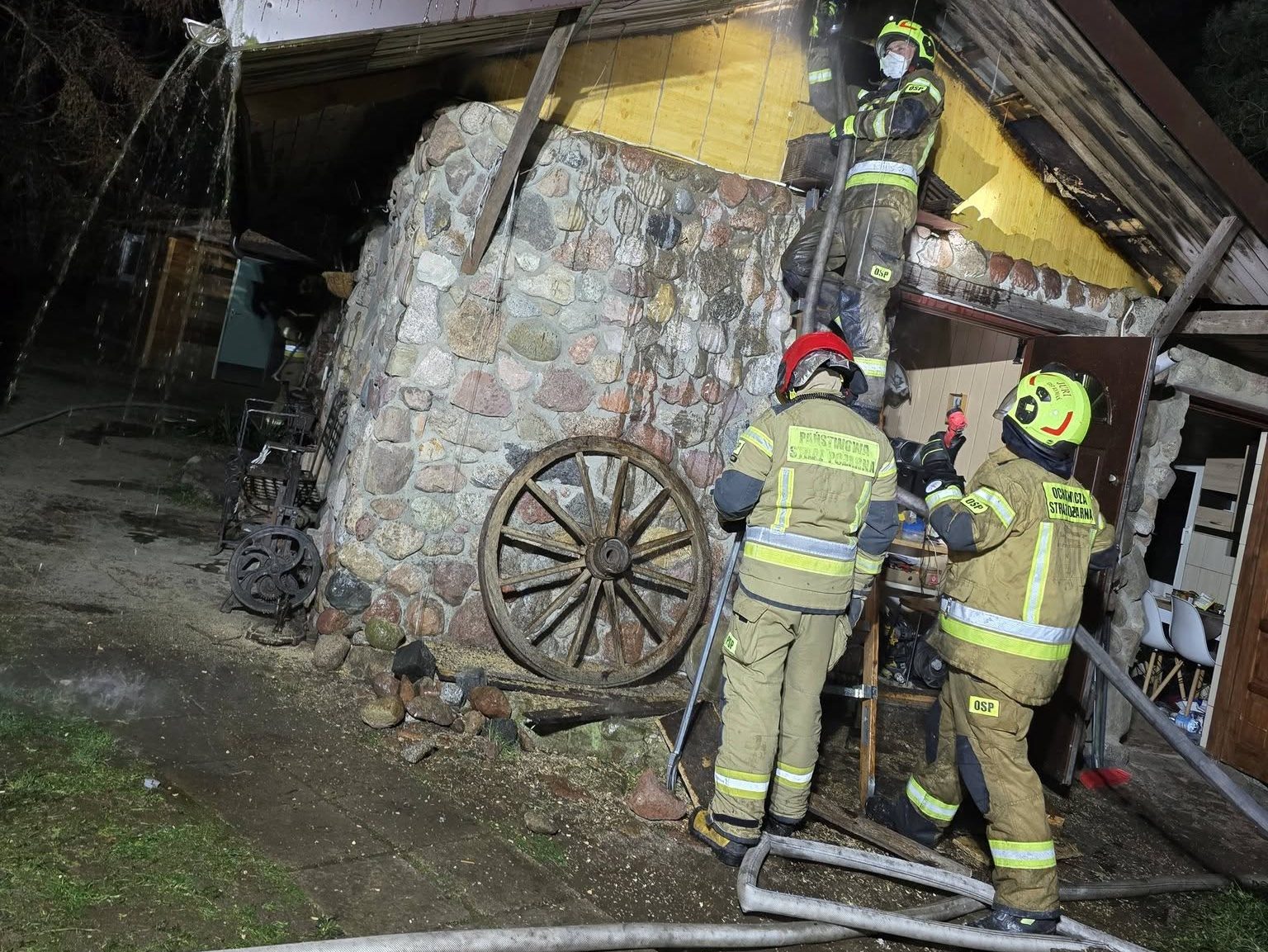You are currently viewing Pożar budynku w Leszczynie. Ogień pojawił się po północy