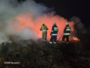 Read more about the article W nocy płonęły bale słomy