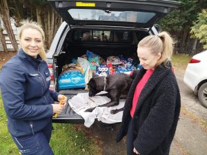 Read more about the article Policjantki zainicjowały akcję zbiórki karmy dla bezdomnych zwierzaków