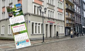 Read more about the article Powiat rozdaje kalendarze ścienne na 2026 rok