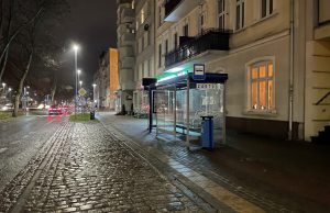 Read more about the article Za ciemno, by odczytać rozkłady jazdy. Doświetlenia jednak nie będzie