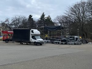 Read more about the article Przygotowania na Skwerze Pionierów – nagłośnienie i scena już na miejscu