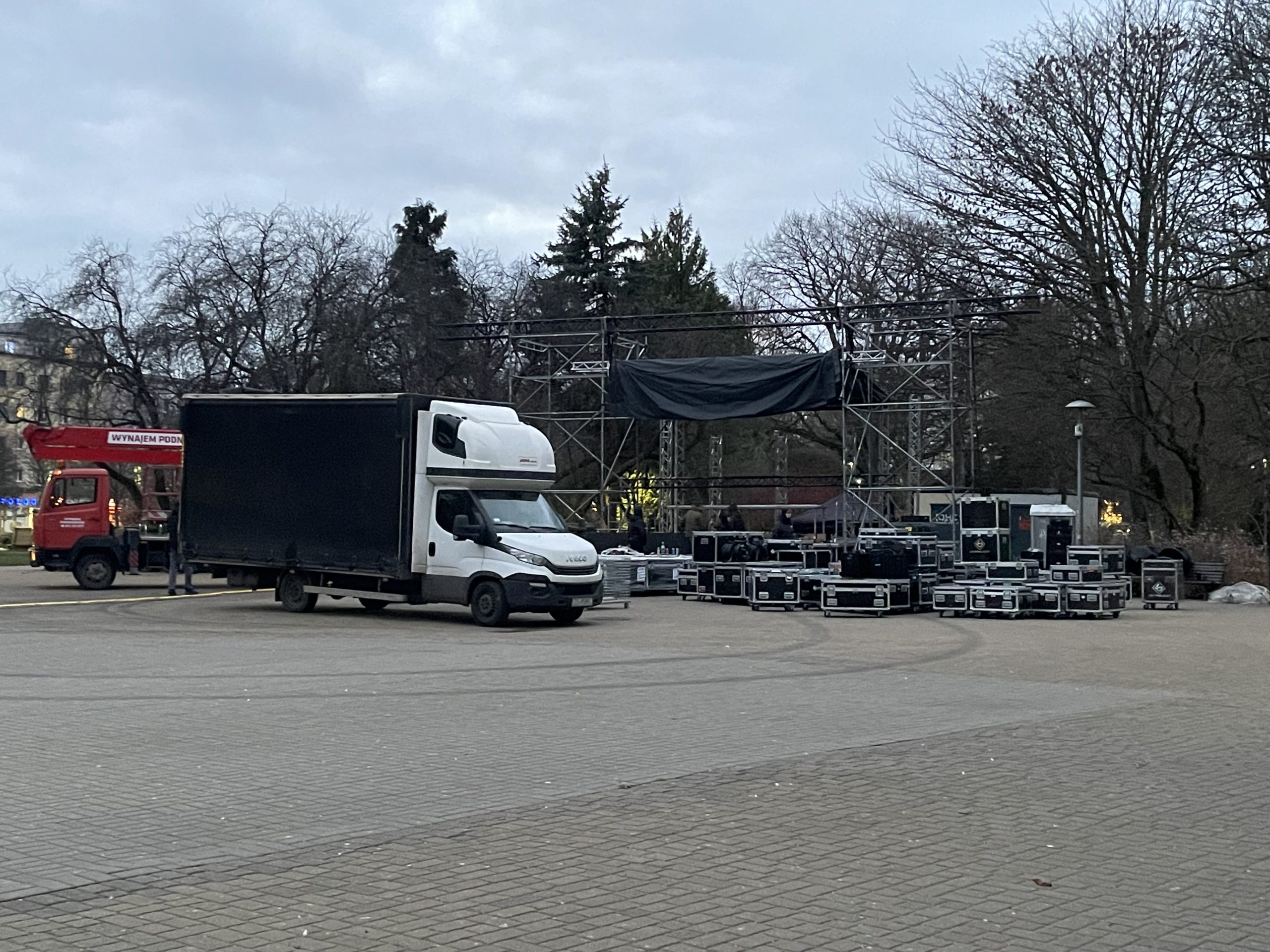 You are currently viewing Przygotowania na Skwerze Pionierów – nagłośnienie i scena już na miejscu