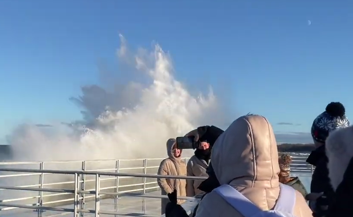 You are currently viewing Ostatnia niedziela grudnia w Kołobrzegu: polowanie na duże fale (WIDEO)