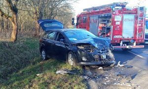 Read more about the article Zderzenie osobówki i busa na DW 163