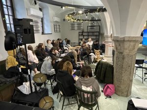 Read more about the article Jak skorzystać z darmowych warsztatów z edukacji medialnej dla młodzieży?