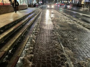 Read more about the article Marznące opady i od razu gołoledź. Szklanka na drogach i chodnikach