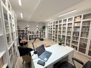 Read more about the article „Ekonom” inwestuje w czytanie. Biblioteka po remoncie otwarta