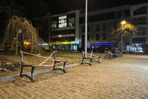 Read more about the article Ławki przy latarni morskiej bez deskowania. Miasto wyjaśnia