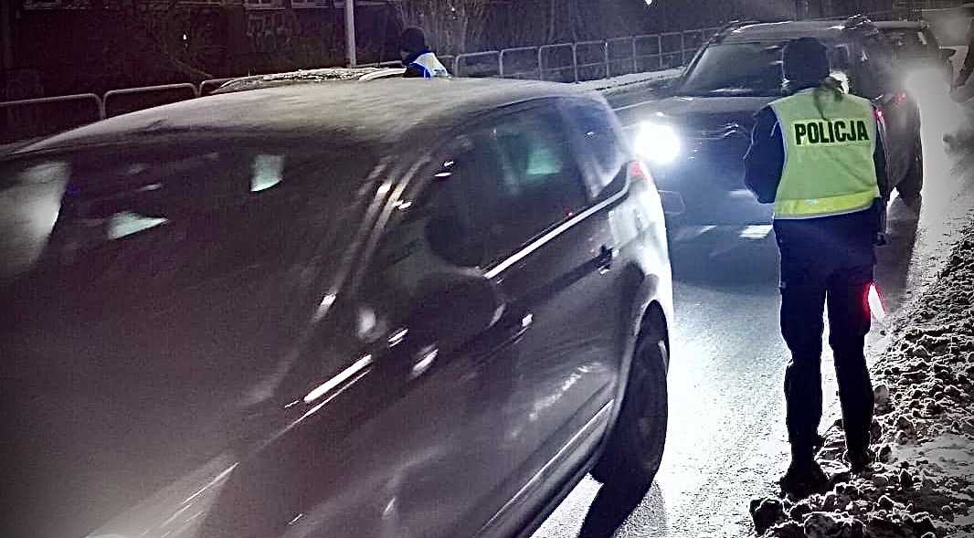 You are currently viewing KRONIKA POLICYJNA: wjechał w stojak z płynami na stacji paliw, wydmuchał prawie 2 promile