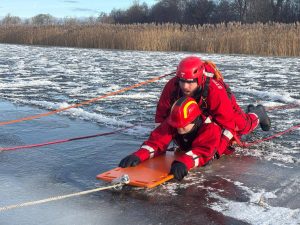 Read more about the article Kołobrzescy strażacy ćwiczą akcje ratunkowe na lodzie i apelują o ostrożność