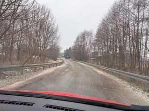 Read more about the article 3 dodatkowe zespoły wysłane do ręcznego sypania piaskiem dróg