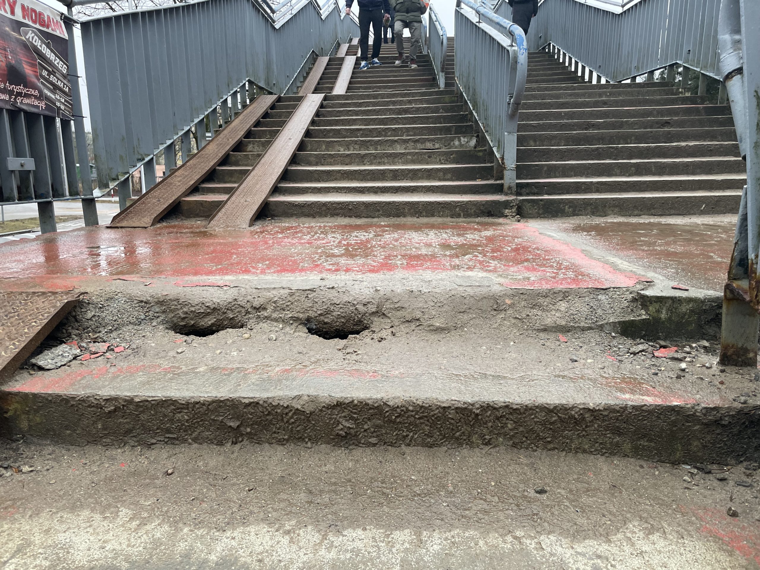You are currently viewing Odwilż odsłania skalę szkód po mrozach. Kładka nad torami do pilnego remontu