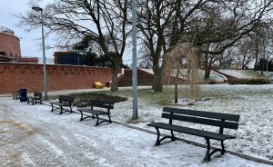 Read more about the article Drewniane poszycia wróciły na miejsce. Kolejne lokalizacje na miejskiej liście