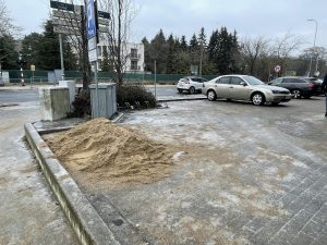 Read more about the article GOŁOLEDŹ: piasek był, zabrakło chętnych do sypania