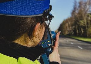 Read more about the article KRONIKA POLICYJNA: kierowcy na podwójnym gazie i bez uprawnień