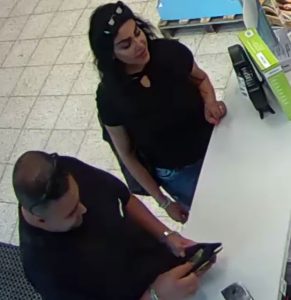 Read more about the article Policja udostępniła zdjęcia z kamer monitoringu. Uchwyciły parę podejrzaną o kradzież