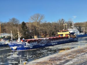 Read more about the article Kołobrzeski port pracuje bez zakłóceń. Wczoraj przypłynął statek załadowany kruszywem