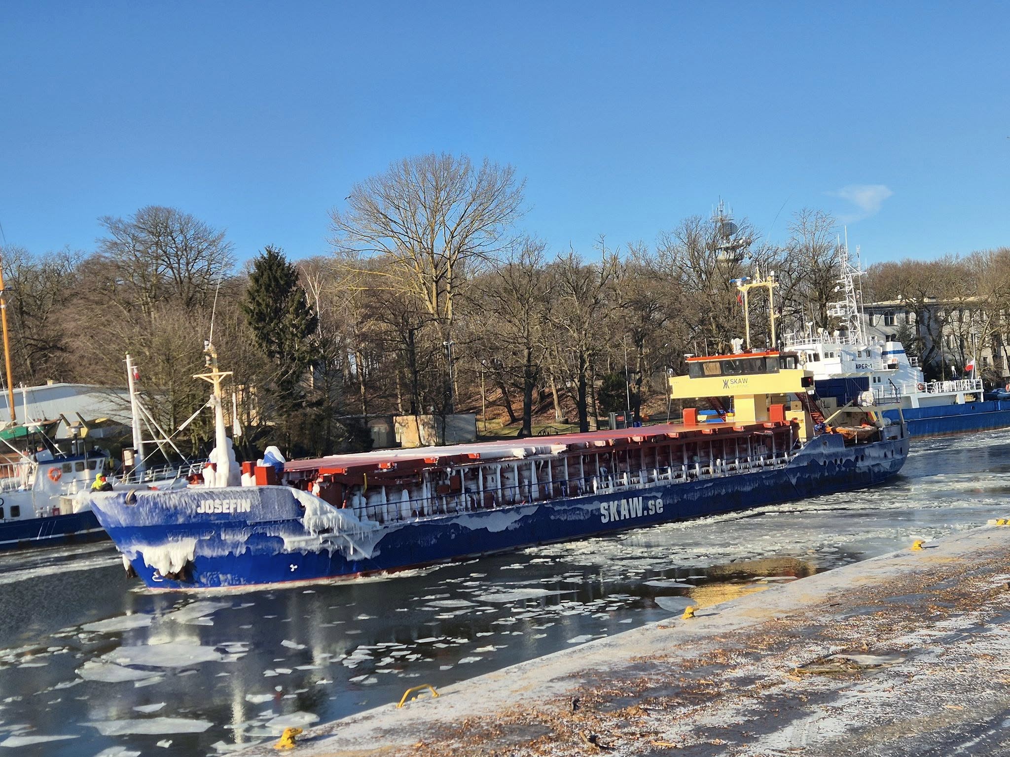 You are currently viewing Kołobrzeski port pracuje bez zakłóceń. Wczoraj przypłynął statek załadowany kruszywem