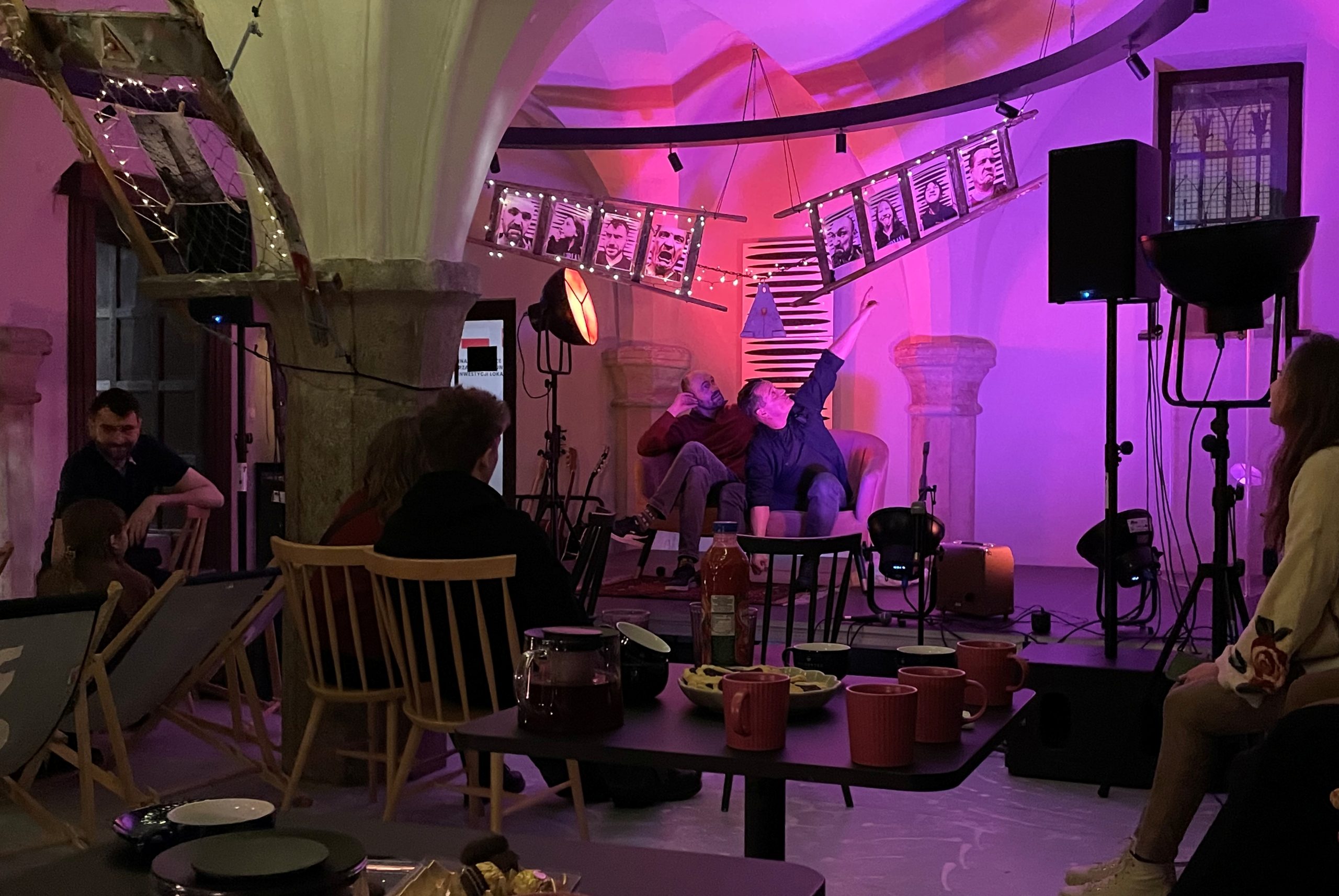 You are currently viewing Ramy Teatru Życia – od wycieczek do lasu po wernisaż w piwnicach ratusza (ZDJĘCIA)